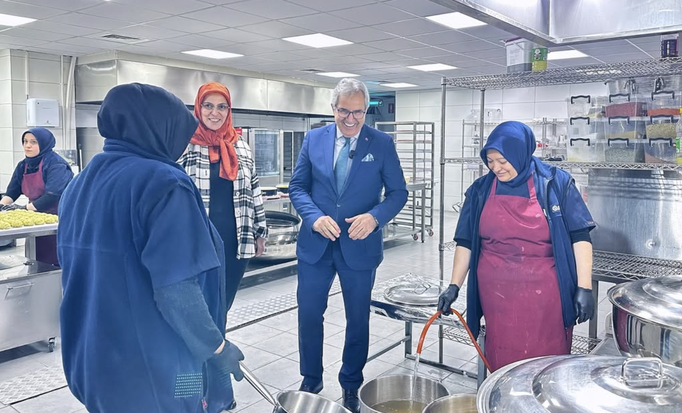 Bandırma Belediye Başkanı Dursun Mirza, ihtiyaç sahibi hemşehrilerine yönelik başlattıkları
