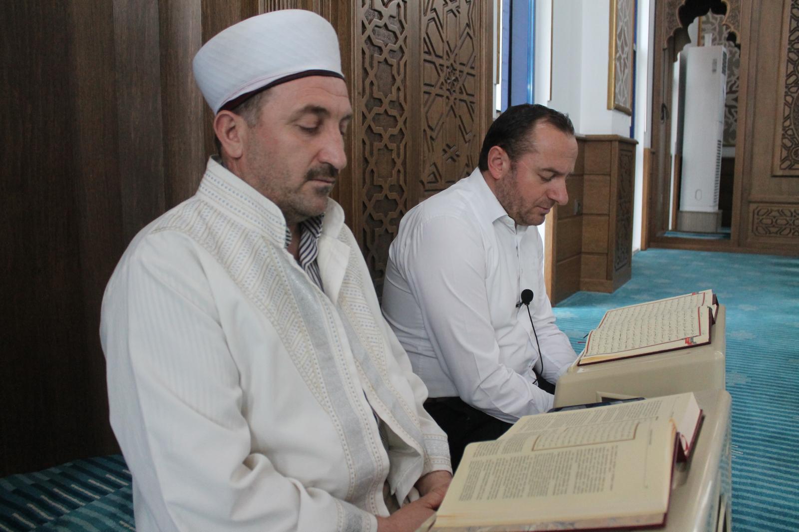 Balıkesir'in Manyas ilçesinde, Ramazan ayının yaklaşmasıyla birlikte camilerde mukabele geleneği