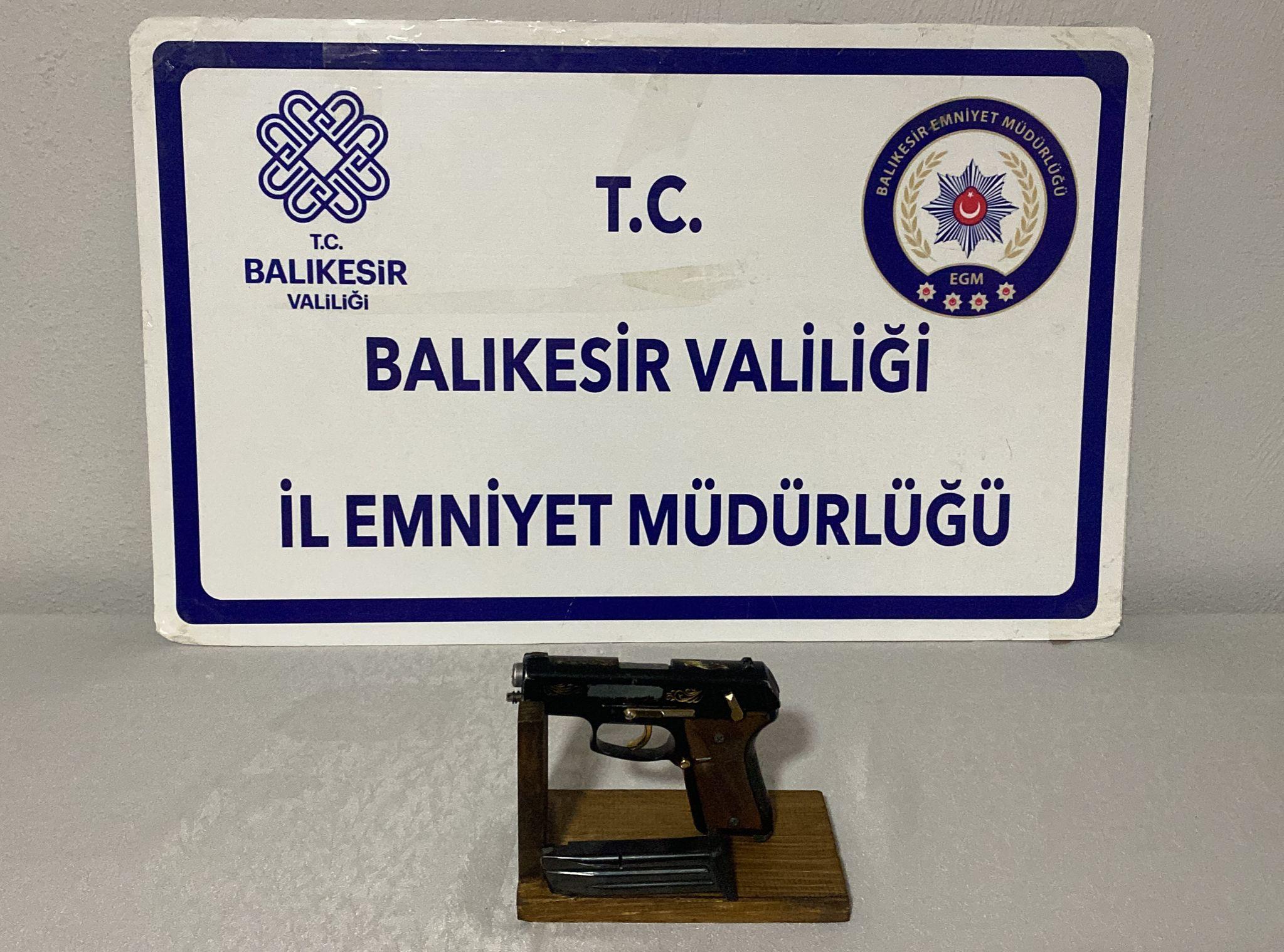 Balıkesir'in Gönen ilçesinde, Şehir Parkı otoparkında Cumhuriyet Halk Partisi (CHP)