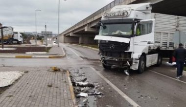 Balıkesir’in Bandırma ilçesinde TIR ile kamyonet çarpıştı, yol kısa süre