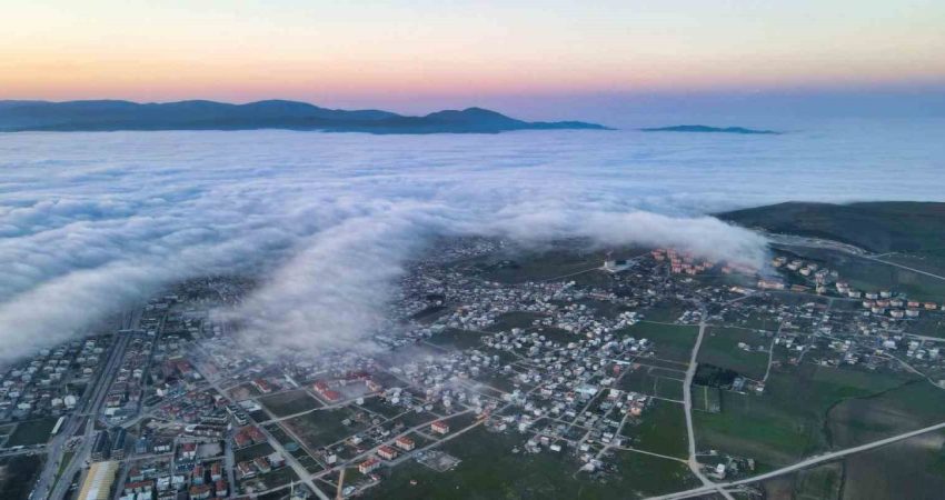Bandırma’da sis şöleni Balıkesir’in Bandırma ilçesinde deniz üzerinden yükselen yoğun sis bulutları seyri