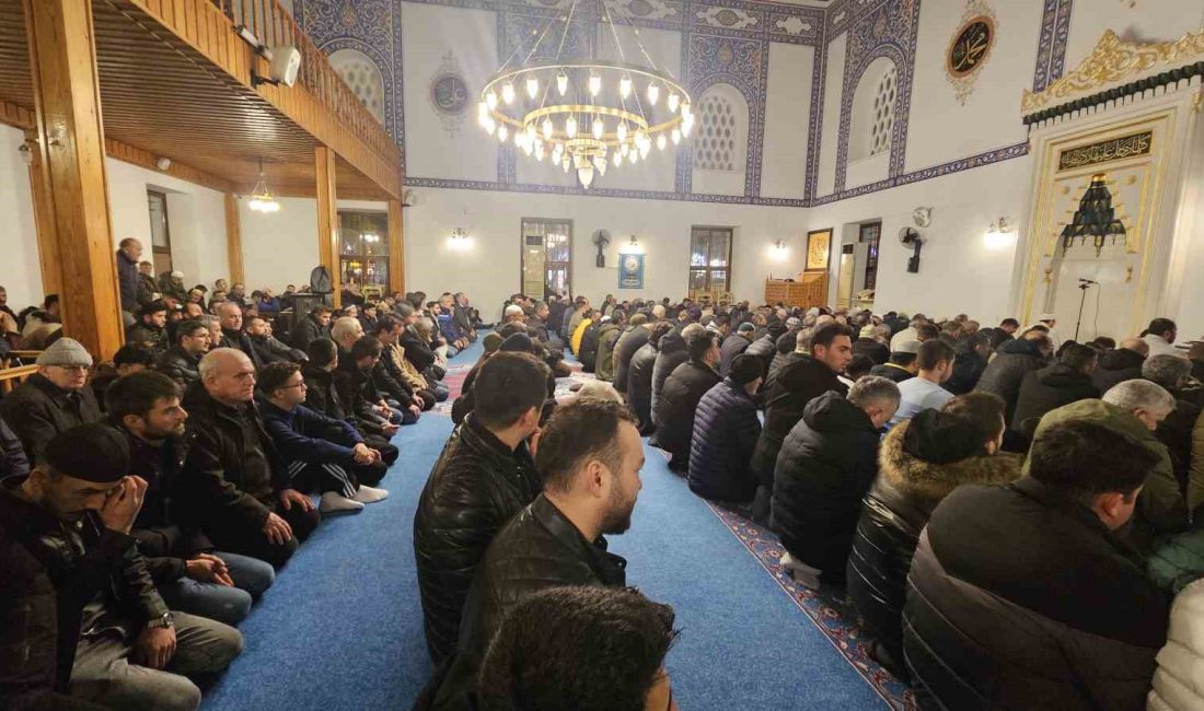 Bandırma’da Berat Kandili, ilçedeki camilerde düzenlenen özel programlarla idrak edildi.