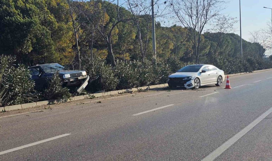 Balıkesir’in Bandırma ilçesinde, kaygan yolda bir otomobil önündeki araca çarparak