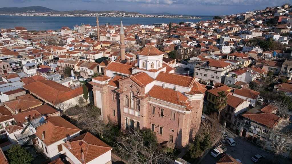Tarihi camiler Ramazan’a hazırlanıyor Ayvalık Belediyesi, yaklaşan Ramazan ayı öncesinde ibadethanelerde ve kentin çeşitli
