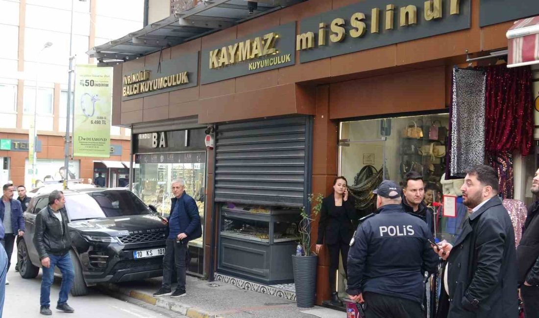 Balıkesir’de silahlı ve maskeli soygun Balıkesir’in Karesi ilçesi Hisariçi Mahallesi’nde bir kuyumcuya giren maskeli şahıs,