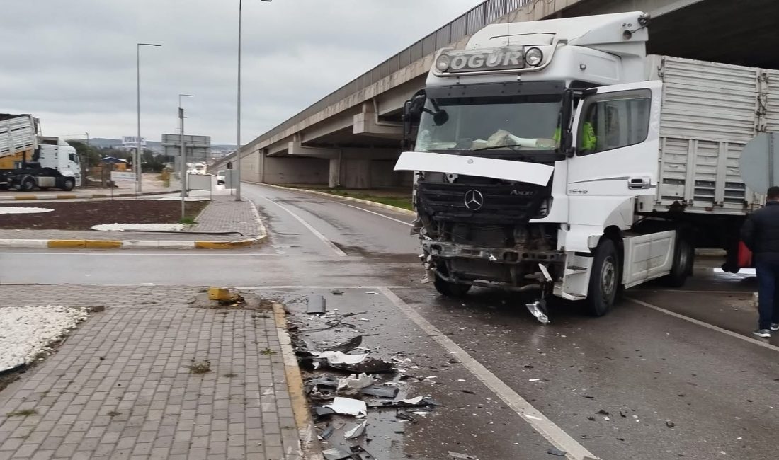 Bandırma’da TIR ile Kamyonet Çarpıştı: Yol Kısa Süre Trafiğe Kapandı Balıkesir’in Bandırma ilçesinde TIR ile kamyonet çarpıştı, yol kısa süre