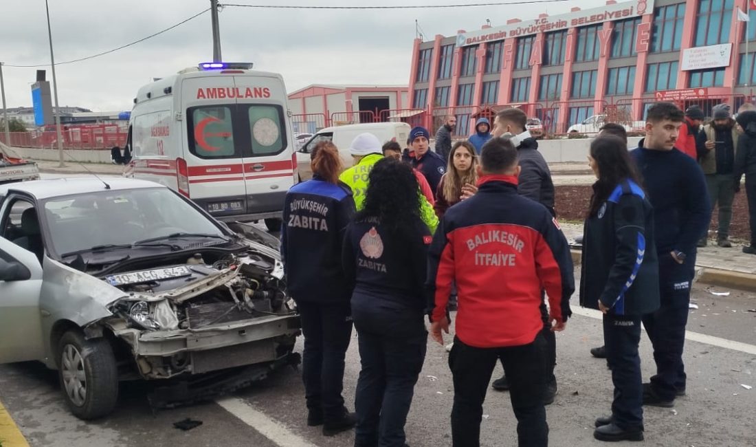 Korozman Kavşağı Yine Kazayla Gündemde! Vatandaşlar Önlem Bekliyor Balıkesir’in Bandırma ilçesinde kazaların sıkça yaşandığı Korozman Kavşağı, bir kez
