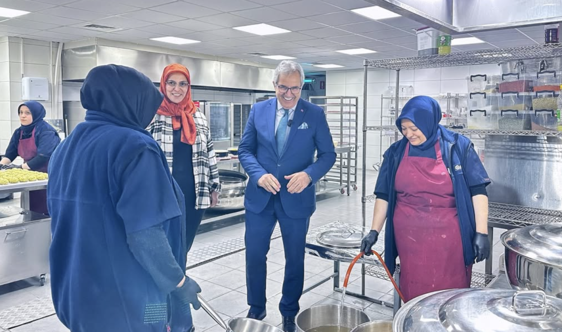 Bandırma Belediye Başkanı Dursun Mirza: “Dayanışmayı Büyütmeye Devam Ediyoruz” Bandırma Belediye Başkanı Dursun Mirza, ihtiyaç sahibi hemşehrilerine yönelik başlattıkları