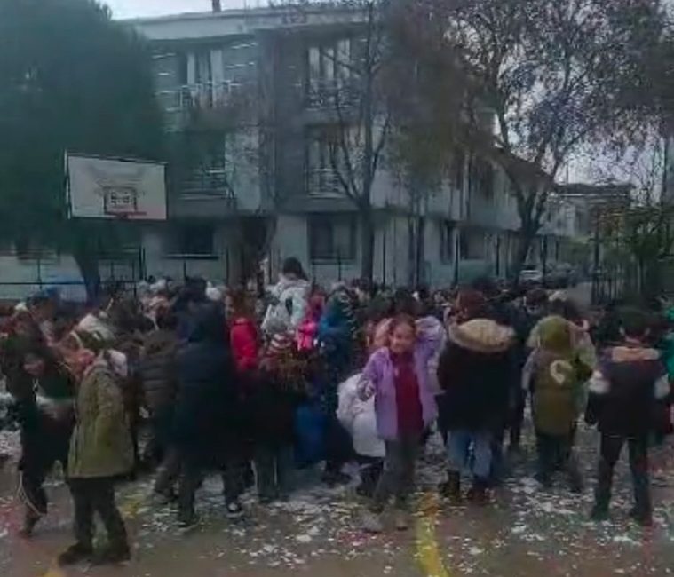 Öğrencilere kar sürprizi: Okul bahçesine kamyonetle kar getirildi Balıkesir’in Gönen ilçesinde Mehmet Ahmet Genç İlkokulu’nda öğrencilere unutulmaz bir