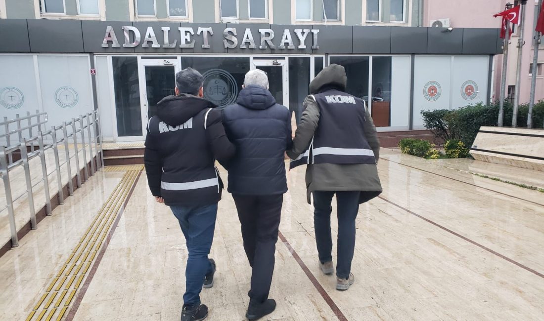 FETÖ Üyesi Bandırma’da Düzenlenen Operasyonla Yakalandı Balıkesir’in Bandırma ilçesinde FETÖ üyeliğinden aranan İ.B., KOM ekiplerince yakalanarak