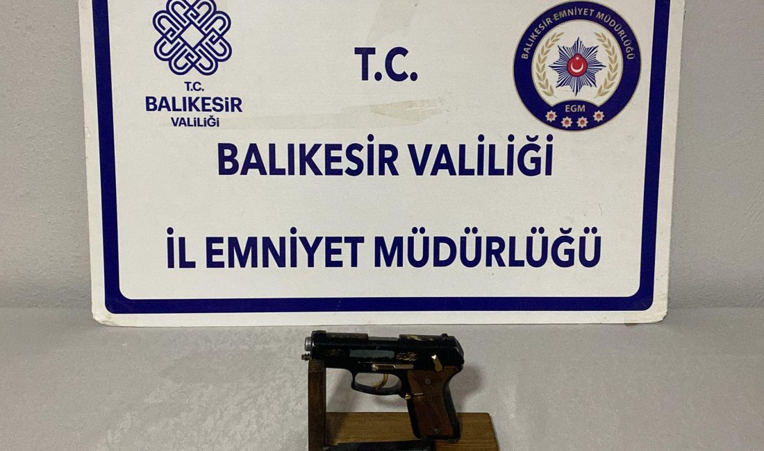 Balıkesir’de CHP aracına silahlı saldırı: Şüpheli yakalandı Balıkesir'in Gönen ilçesinde, Şehir Parkı otoparkında Cumhuriyet Halk Partisi (CHP)