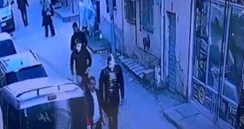 Balıkesir’de vatandaşları gasbeden 5 şahıs yakalandı Balıkesir’de sahte polis kimliği gösterip vatandaşları gasbeden 5 şahıs, polis