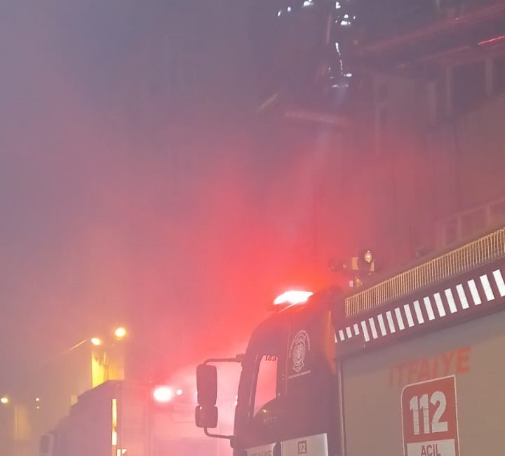 Bandırma’da çatı katında yangın Balıkesir’in Bandırma ilçesinde bir apartmanın çatı katında yangın çıktı. İtfaiye