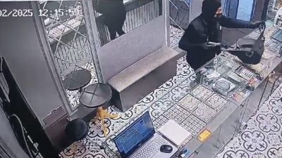 Balıkesir’de bir kuyumcuya güpegündüz silahlı soygun girişiminde bulunan şüpheli yakalandı.