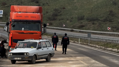 Balıkesir’in Gönen-Bandırma yolu Taştepe mevkisinde bir tırdan dökülen mazot nedeniyle