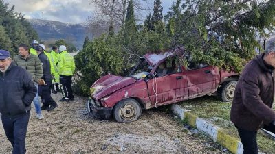 Balıkesir’in Erdek ilçesinde çaldığı kamyonetle kaza yapan şüpheli, olay yerinden