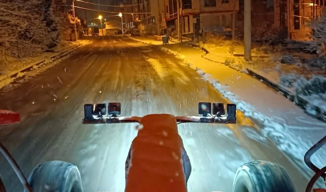 Balıkesir’in Bandırma ilçesinde, kar yağışı nedeniyle yolların kapanmaması ve buzlanma