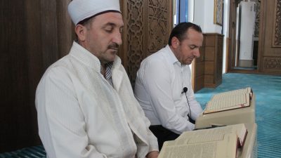 Balıkesir'in Manyas ilçesinde, Ramazan ayının yaklaşmasıyla birlikte camilerde mukabele geleneği