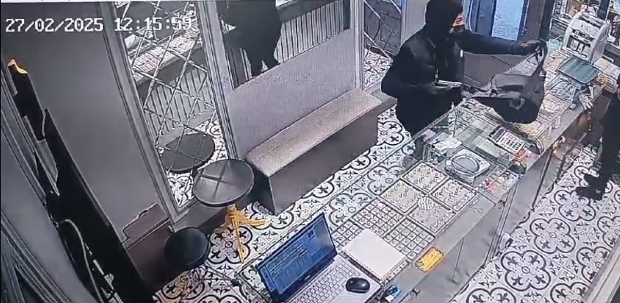 Balıkesir’de kuyumcuyu soyma girişimi kamerada Balıkesir’de bir kuyumcuya güpegündüz silahlı soygun girişiminde bulunan şüpheli yakalandı.