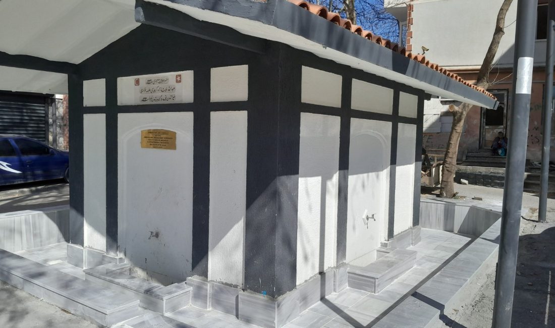 Balıkesir’in Bandırma ilçesinde, tarihi yapılarından biri olan Çınarlı Çeşmesi’nin uzun