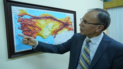 Deprem uzmanı Doç. Dr. Bülent Özmen, Türkiye'nin en tehlikeli deprem