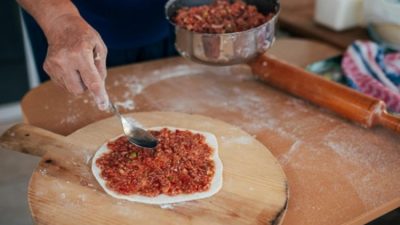 Türkiye'nin en vazgeçilmez lezzetlerinin arasında yer alan lahmacun 'gariban' yemeği