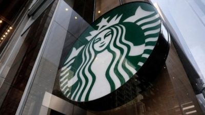 Düşen satışları önlemek için Starbucks'tan priz hamlesi geldi. Müşterilerinin telefonlarını