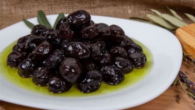 Kahvaltı sofralarının vazgeçilmezi olan zeytinin fiyatı, son dönemde adeta uçuşa