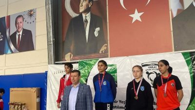 İzmir’de düzenlenen U15 ve U17 Kadın Güreş Turnuvası’nda Balıkesir Büyükşehir