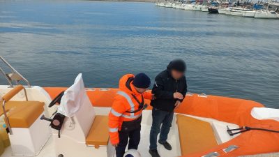 Balıkesir’in Burhaniye ilçesi açıklarında özel bir teknede rahatsızlanan bir kişi,