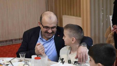 Balıkesir Valisi İsmail Ustaoğlu eşi Şenay Ustaoğlu ile birlikte Balıkesir