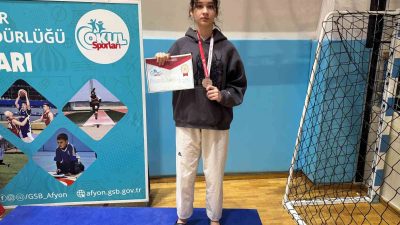 Afyonkarahisar’da düzenlenen Okullararası Teakwondo Grup Müsabakaları’nda Balıkesir’i temsil eden İpek