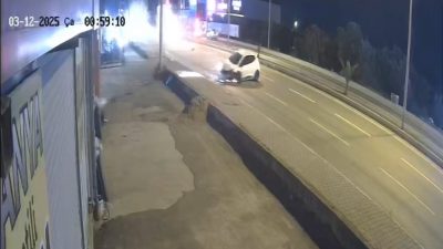 Balıkesir’in Edremit ilçesinde, kaldırıma çarparak savrulan otomobildeki 2 kişi yaralandı.