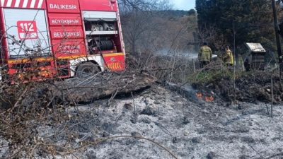 Balıkesir’in Kepsut ilçesine bağlı Piyade Mahallesi’nde çıkan arazi yangına itfaiye