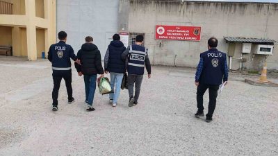 Balıkesir’in Bigadiç ilçesinde kendilerini emniyet müdürü olarak tanıtıp yaşlı kadının