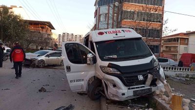 Balıkesir’in Karesi ilçesinde işçi servisi ile otomobilin çarpıştığı kazada 6