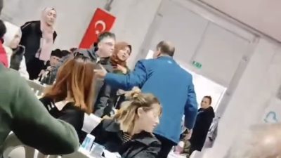 Balıkesir’de kurulan iftar çadırında bir erkek ve bir kadın vatandaş