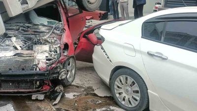 Balıkesir’in Karesi ilçesinde otomobil yol kenarında park halindeki kamyonetin altına