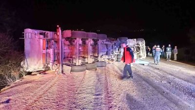 Balıkesir’in Karesi ilçesinde mıcır yüklü kamyonun devrilmesi sonucu 2 kişi