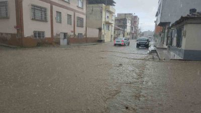Balıkesir’in Edremit ilçesinde sağanak yağış hayatı olumsuz etkiledi. Cadde ve