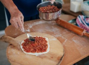 Türkiye'nin en vazgeçilmez lezzetlerinin arasında yer alan lahmacun 'gariban' yemeği