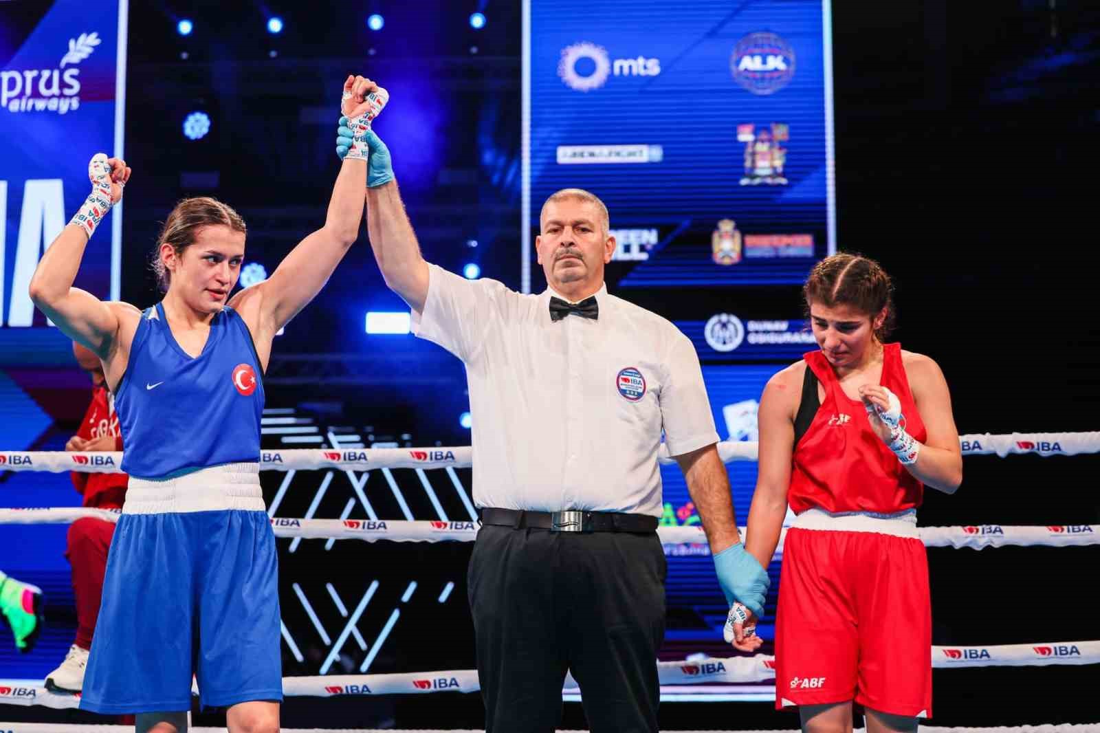 Balıkesir Büyükşehir Belediyespor’un sporcusu, Milli boksör Esra Yıldız Kahraman, Dünya