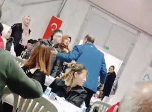 Balıkesir’de kurulan iftar çadırında bir erkek ve bir kadın vatandaş