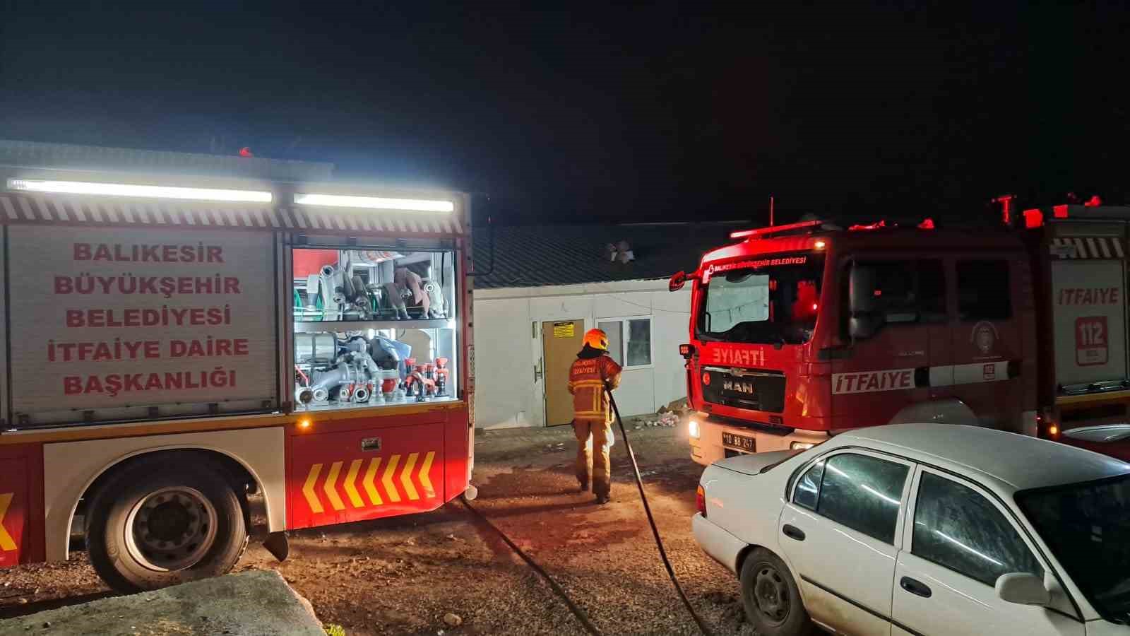 Balıkesir’in Altıeylül ilçesinde yapımı devam eden konut inşaatında çalışan işçilerin