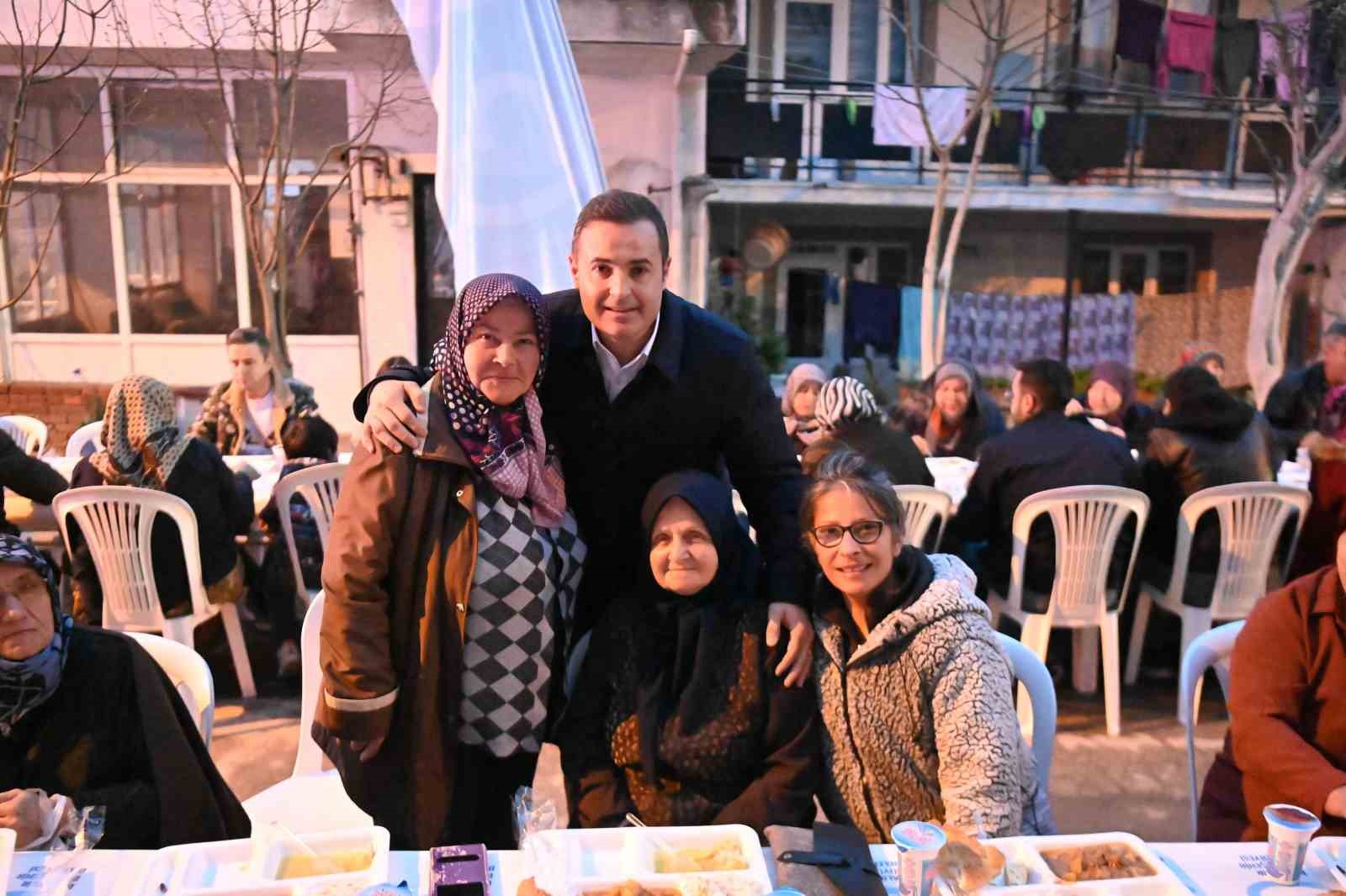 Balıkesir Büyükşehir Belediye Başkanı Ahmet Akın, 2.Sakarya Mahallesi’nde katıldığı iftar