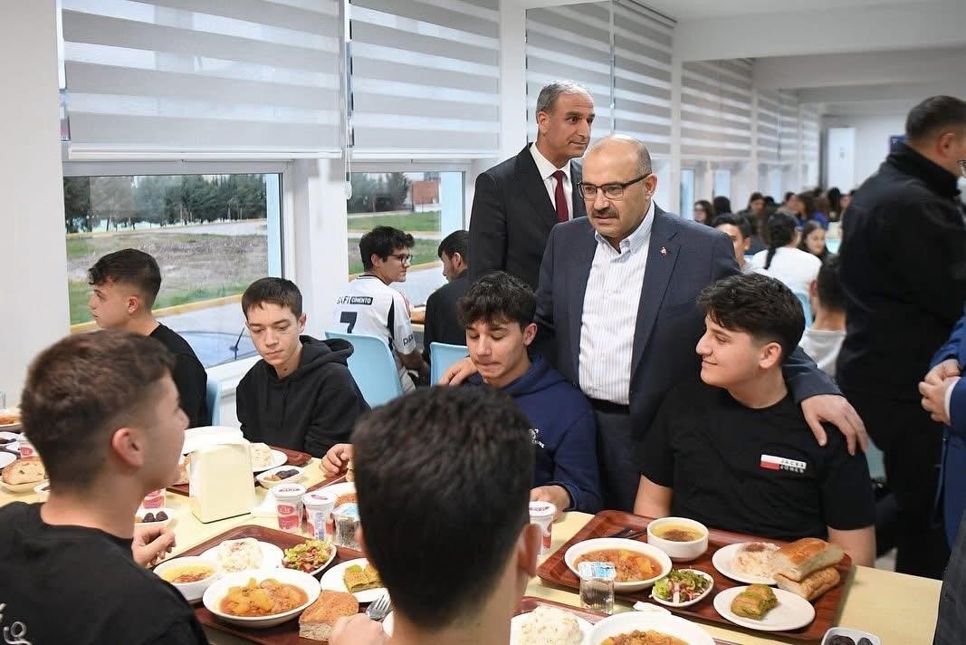 Balıkesir Valisi İsmail Ustaoğlu, Ramazan ayının manevi atmosferinde İstanbulluoğlu Sosyal