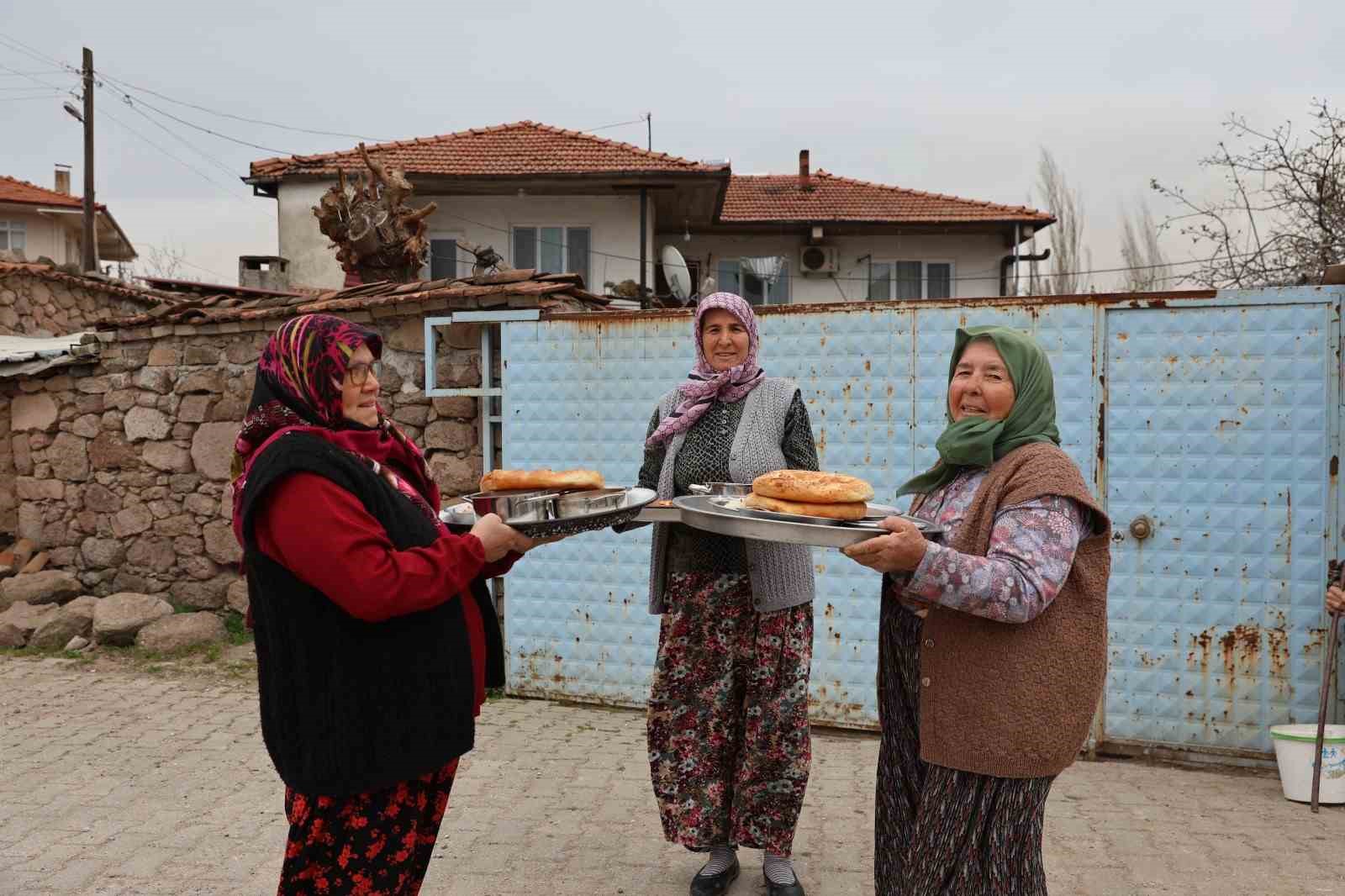 Balıkesir’in Sındırgı ilçesine bağlı Cüneyt Kırsal Mahallesi’nde Ramazan ayında evlerde