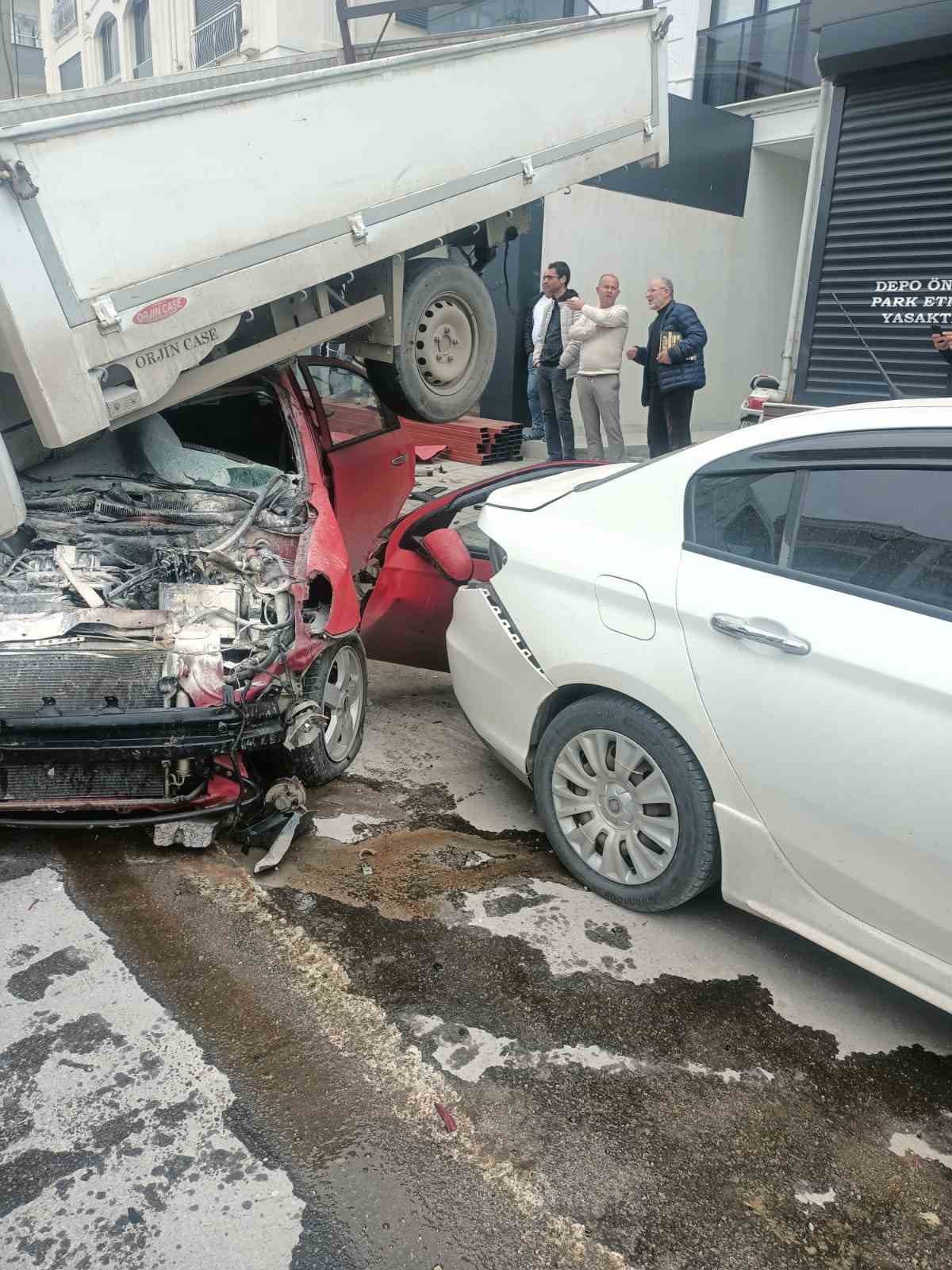 Balıkesir’in Karesi ilçesinde otomobil yol kenarında park halindeki kamyonetin altına