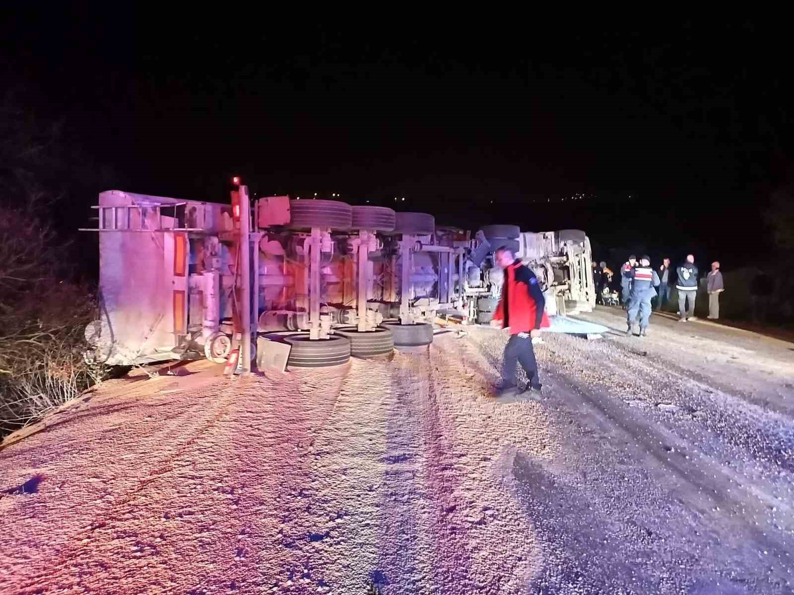 Balıkesir’in Karesi ilçesinde mıcır yüklü kamyonun devrilmesi sonucu 2 kişi