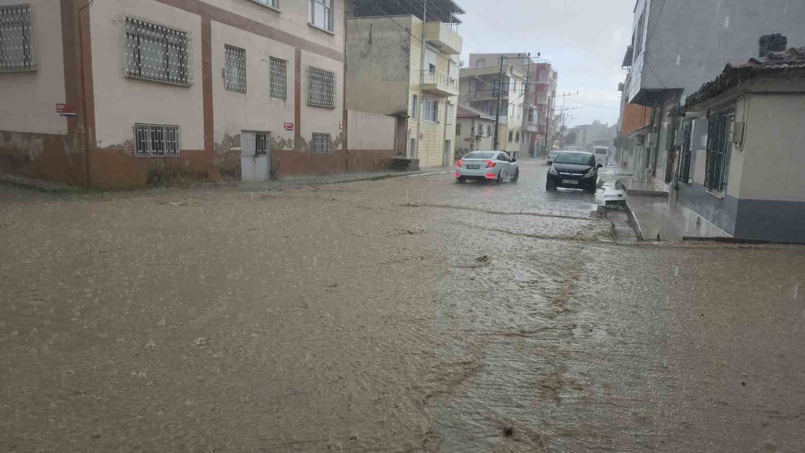 Balıkesir’in Edremit ilçesinde sağanak yağış hayatı olumsuz etkiledi. Cadde ve